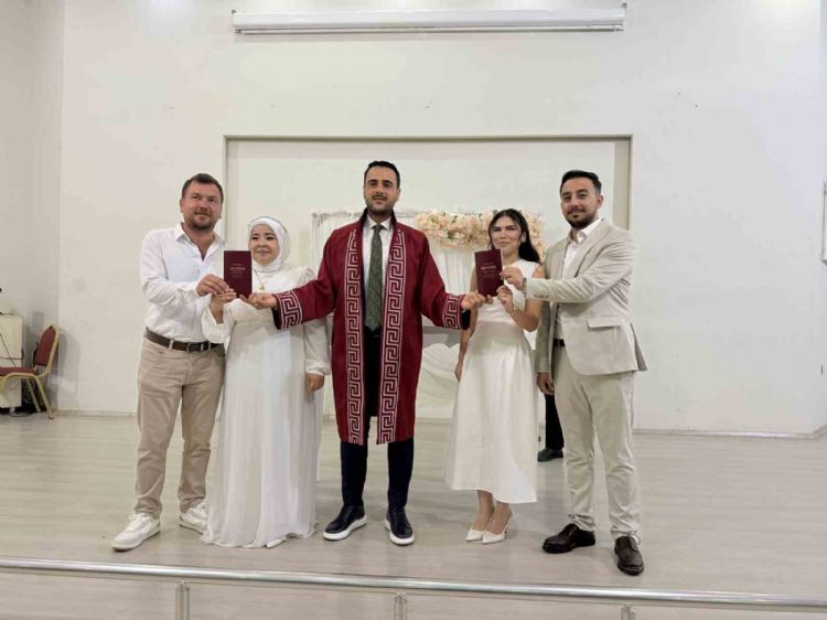Kardeşlerin çifte mutluluğu: Aynı gün evlenip, birbirlerine şahit oldular