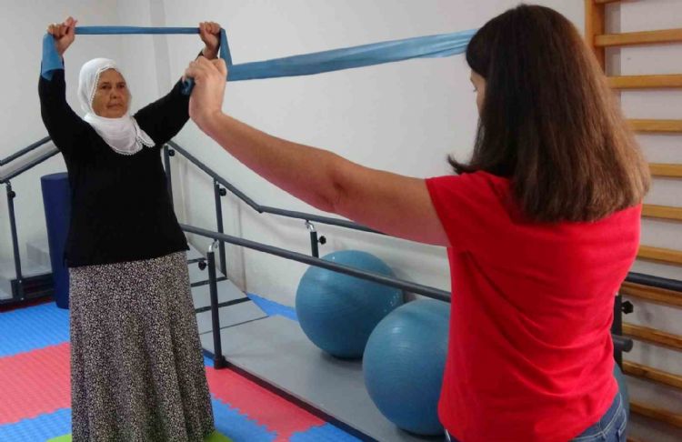 Mersin’de 3 çocuk annesi egzersiz ve diyetle bastondan kurtuldu