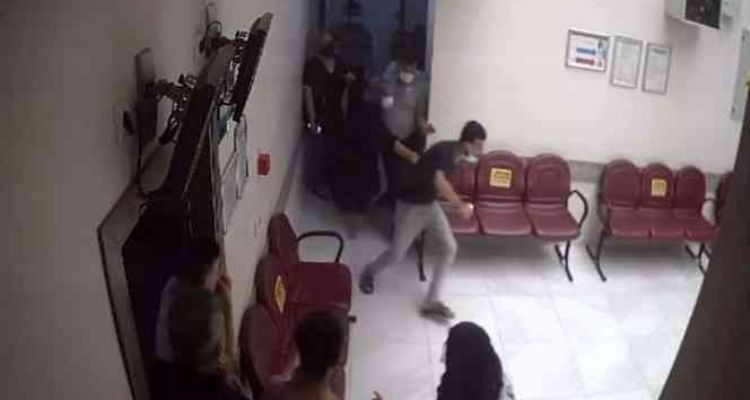 Mersin'de tedaviyi beğenmeyen hastanın ağabeyi diş hekimini darp etti