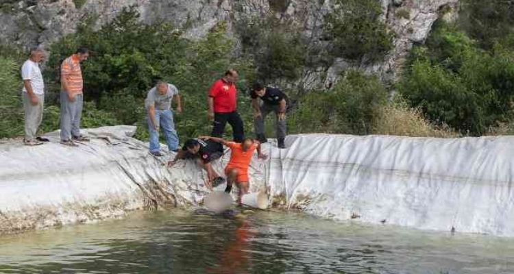 Sulama havuzuna giren çocuk boğuldu