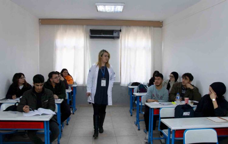 Mersin’de kurs öğrencilerinin YKS ücreti Büyükşehir Belediyesinden karşılanıyor