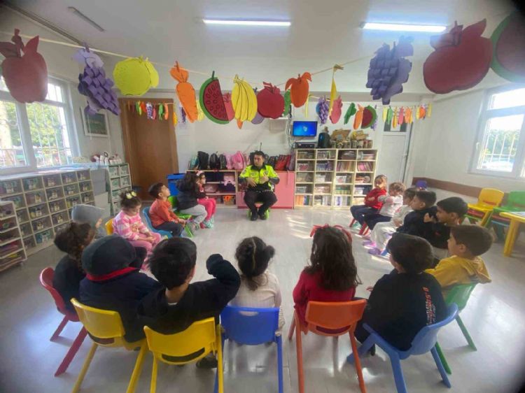 Mersin’de öğrenciler ‘trafik güvenliği’ konusunda bilgilendiriliyor