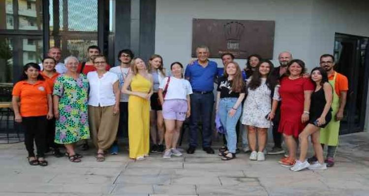 Farklı milletlerden gençler yemek kültürlerini yarıştırdı
