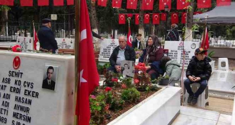 Şehit babasından duygulandıran sözler: 7 senedir gelecek diye bekliyorum