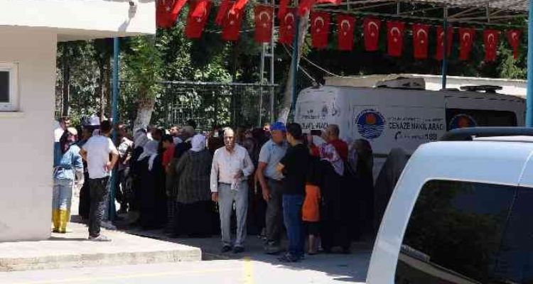 Mersin'de cinnet kurbanları toprağa verildi