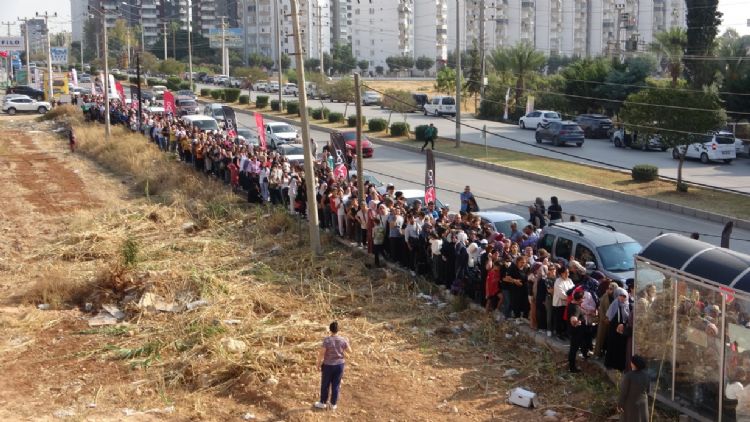 Saatlerce kuyruk beklediler, kimi istediğini aldı kimi alamadı