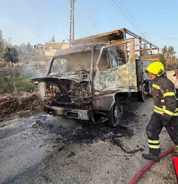 Yanan araca müdahale eden sürücü yaralandı