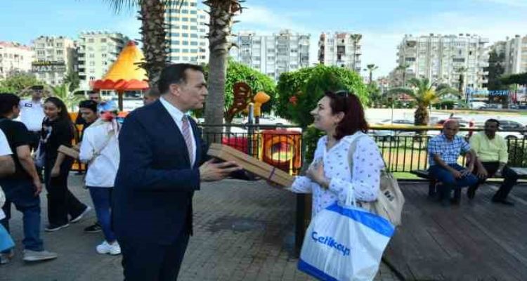 Özyiğit'ten annelere lavanta hediyesi