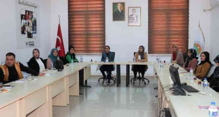 Toroslar'da çocuklar atölyede, aileler eğitimde