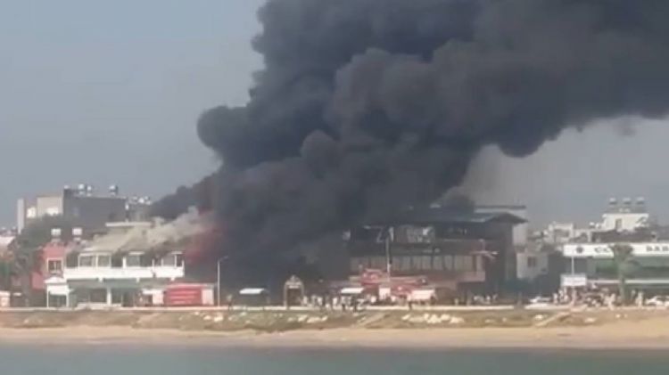Mersin’de bir restoran alev alev yandı