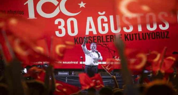 Başkan Seçer, gençlerle birlikte '10. Yıl Marşı'nı söyledi