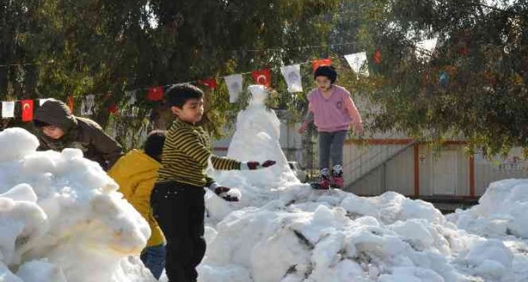 Tarsus Gençlik Kampı'nda çocuklara kar sürprizi