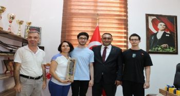 Başkan Yılmaz'dan ikiz kardeşlerin YKS başarılarına ödül