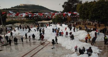 Köy yollarını kapatan tonlarca kar şehirde çocukların eğlencesi oldu