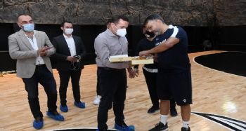 Başkan Özyiğit'ten ÇBK Yenişehir oyuncularına tatlı ikramı