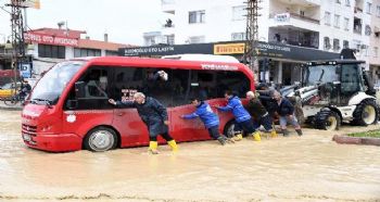 MERSİN’DE YAĞMUR SU BASKINLARINA YOL AÇTI