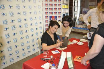 İCLAL AYDIN FORUM MERSİN’DE SEVENLERİYLE BULUŞTU