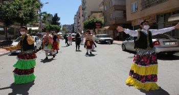 Bu mahalle bayramı bayram tadında kutladı