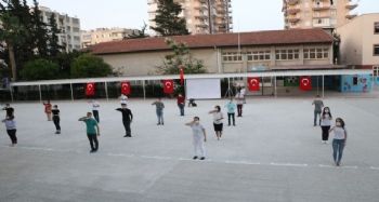 Mersin'de gençler işaret diliyle 19 Mayıs'ı kutladı