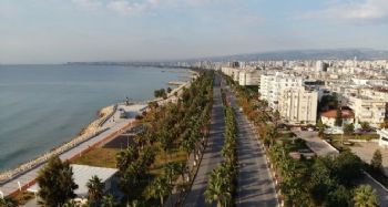 Mersin'de cadde ve sokaklar boşaldı