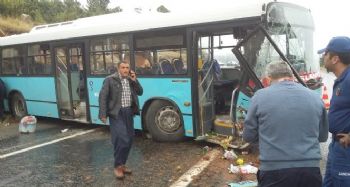 BELEDİYE OTOBÜSÜ KAYALIKLARA ÇARPTI: 20 YARALI