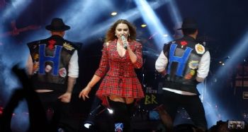 Hadise Zafer Bayramı’ında Mersinlileri coşturdu