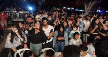 İki bin kişinin katıldığı Murat Dalkılıç konserinde korona unutuldu