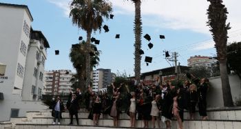 Toros Üniversitesi Hemşirelik Bölümünde mezuniyet sevinci