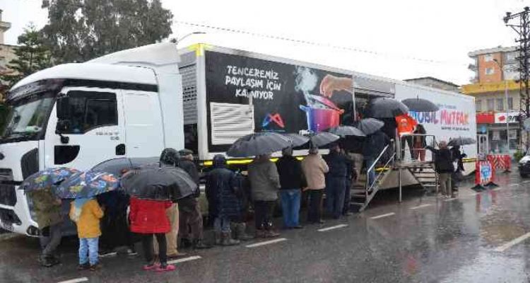 Yeniceliler, Büyükşehir Belediyesi Mobil Mutfak Tırından 3,5 TL'ye 3 çeşit yemek yedi