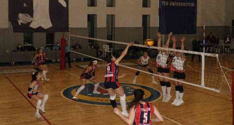 MSK kadın voleybol ve hentbol takımları, aldıkları galibiyetlerle yüzleri güldürdü