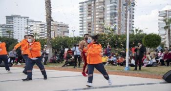 Mersinlilere dans sürprizi: Sahili temizlerken birden dans etmeye başladılar