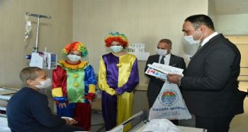 Başkan Yılmaz maske taktı, lösemili çocuklara moral verdi