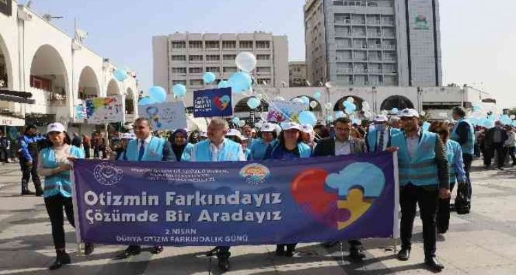 Otizme dikkat çekmek için mavi balonları gökyüzüne bıraktılar