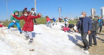 Mezitlili çocuklar, ayaklarına kadar gelen karda doyasıya eğlendi