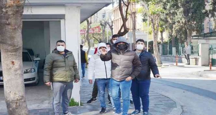 Maskeli gruptan yerel gazete önünde haber tepkisi
