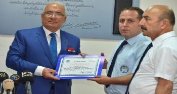 OTOBÜSTE UNUTULAN PARA DOLU ÇANTAYI TESLİM EDEN ŞOFÖRE ÖDÜL