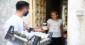 Mersin'de ‘Anneler Günü’nde 10 bin çiçek dağıtıldı