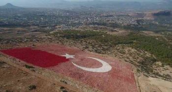 Dünyanın en büyük bayrağı boyanıyor