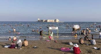 Mersin'de plajlar bayram tatilinde doldu taştı