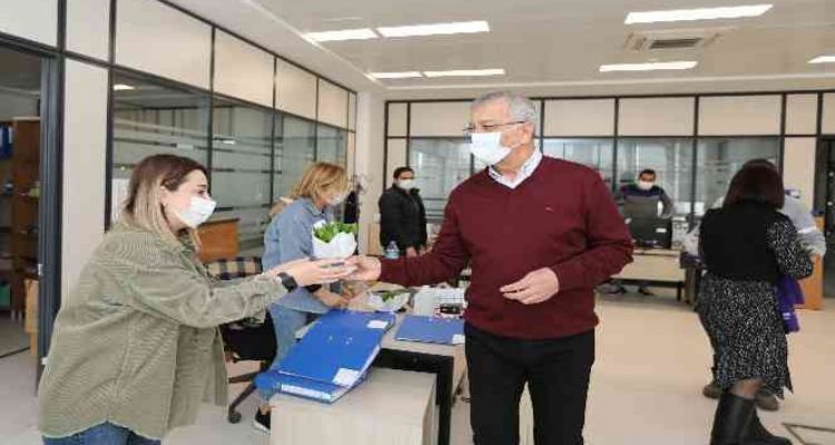 Başkan Tarhan'dan kadınlara çiçek