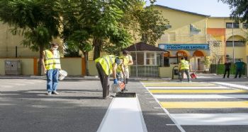 Büyükşehir Belediyesi yaya çizgilerini yeniliyor, okul önlerine uyarı levhaları yerleştiriyor