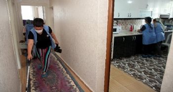 Akdeniz'de evde bakım ve temizlik hizmetiyle yüzlerce insana ulaşılıyor