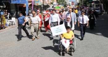 Engelli öğrenciler farkındalık için yürüdü