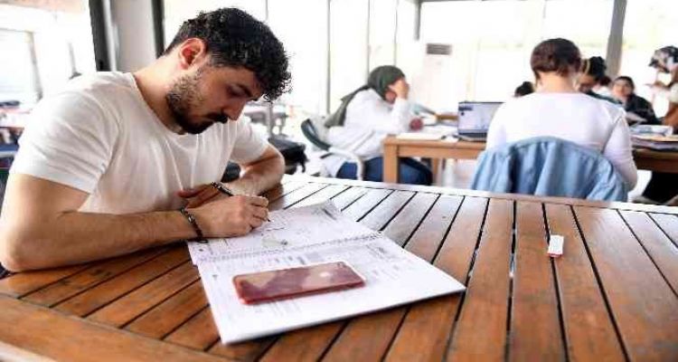 Öğrenciler Büyükşehir Belediyesinin kütüphanesinde sınava hazırlanıyor