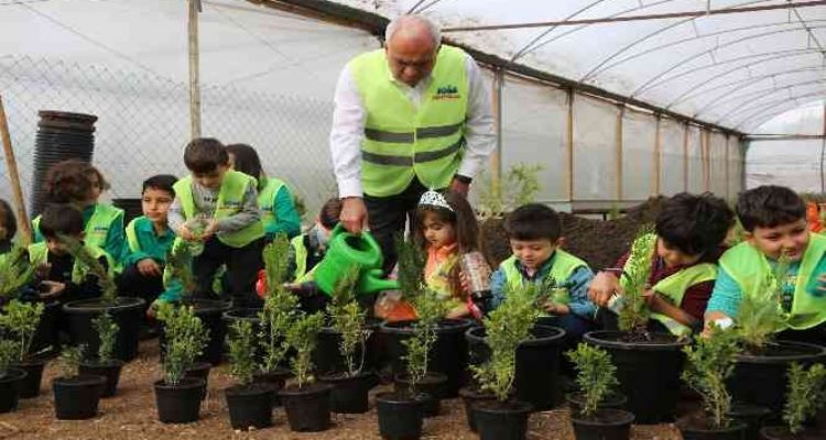 Çocuklar kendilerine özel serada ekiyor, suluyor, yetiştiriyor