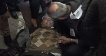 Doktor başkan, cenazede rahatsızlanan kişiye ilk müdahaleyi yaptı