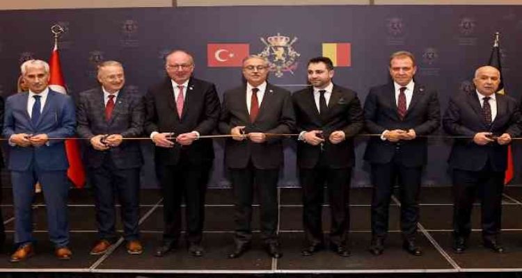 Mersinli gazeteciler Uğur Mumcu'yu andı