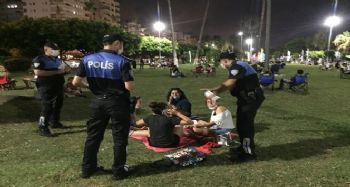 Mersin'de vatandaşlar Covid-19'a karşı bilgilendirilmeye devam ediliyor