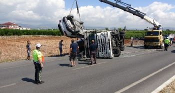 Mersin'de tır yan yattı, taşıdığı 5 otomobil pert oldu