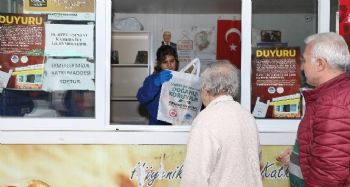 Büyükşehir Belediyesi, ekmek büfelerinde bez torba dağıtmaya başladı